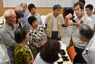 夏秋ナスの規格説明を聞く生産者の皆さん