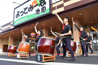 JAいび川和太鼓クラブによる演奏を披露