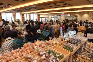 初日からたくさんのお客様で大盛況