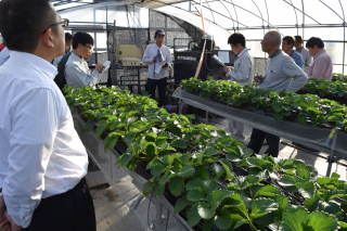 生産者から話を聞く参加者の皆さん