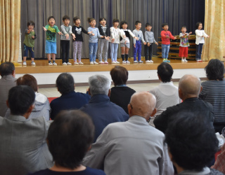 園児たちが地域の方に感謝の気持ちを込めて歌いました