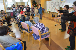 歌に合わせて楽しく体を動かしました