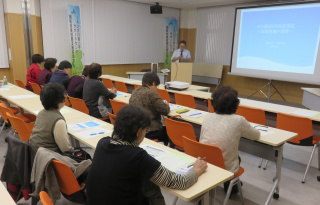 講師の高橋氏(中央奥)から6次産業化の実践例を学ぶ参加者