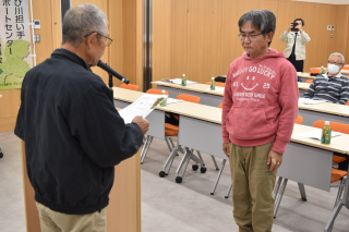 仲井会長から修了証書を受け取る受講生