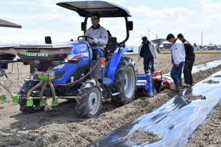 トラクターで土と肥料を混ぜながら黒マルチを張っていきます！