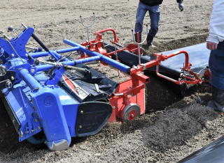 手間のかかるマルチ張りも機械があれば時間短縮！