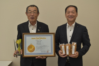 グランプリ受賞の賞状とトロフィーを持つ林正明代表理事組合長(左)と「揖斐の匠 芋けんぴ」を持つ後藤正光営農経済担当常務(右)