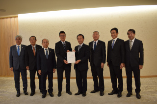 要請書を江崎知事に手渡すＪＡグループ代表者