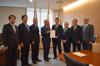 要請書を松岡県議会議長に手渡すＪＡグループ代表者